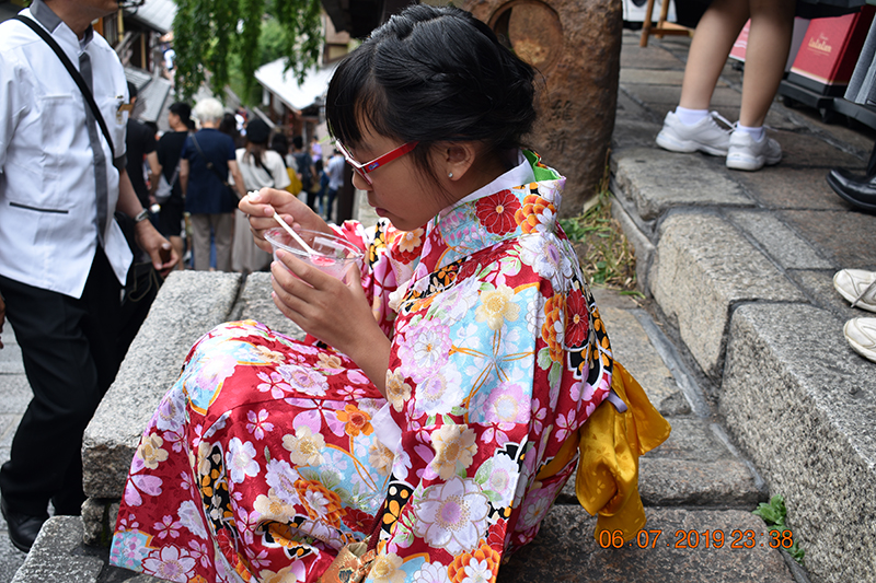Enjoy Japanese ice cream on the street